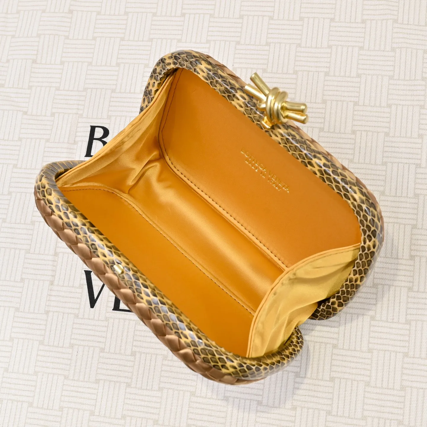 Batch 1460 #BV Knot woven evening bag series ~ Each bag reveals exquisite elegance💫Iconic classic silk weaving➕snake skin trimming with knot buckle, soft and delicate feel. The design is small and exquisite, low-key without logo, elegant and elegant. Paired with evening dress or cheongsam, it has the atmosphere of a famous and wealthy lady. Full of aura and invincible texture💃 Model: 7622 Dimensions: 20x12x5.5